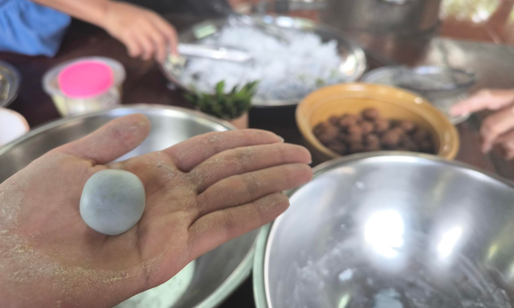 ココナッツとパームシュガーで作った甘い餡を生地で包み、茹でれば伝統菓子「カノムトム」の完成！